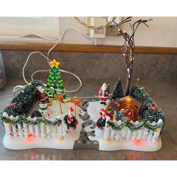 Department 56 Village Accessories Festive Front Yard #56.52506 w/box lights up - Picture 1 of 6